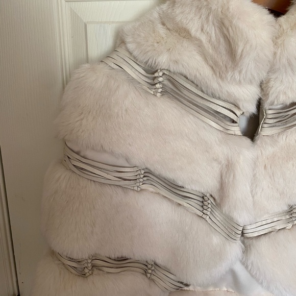 Bebe Bone Faux Fur Caplet w/ Leather Trim. Small - Picture 7 of 11